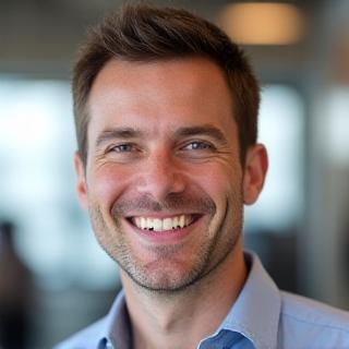 Portrait souriant de Marc Fournier, Responsable des Opérations et partenariats chez Vialis.